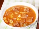 Рецепта Яхния от задушен телешки език с картофи и доматен сос
